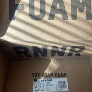 Hey I’m selling my Yeezy foam Size 5 in woman’s looking to get $275